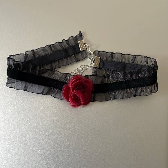 Jane Chic Designs Rose Cameo Chain - Picture 5 of 5